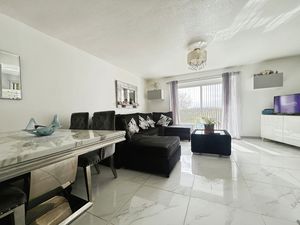 Lounge-Diner- click for photo gallery